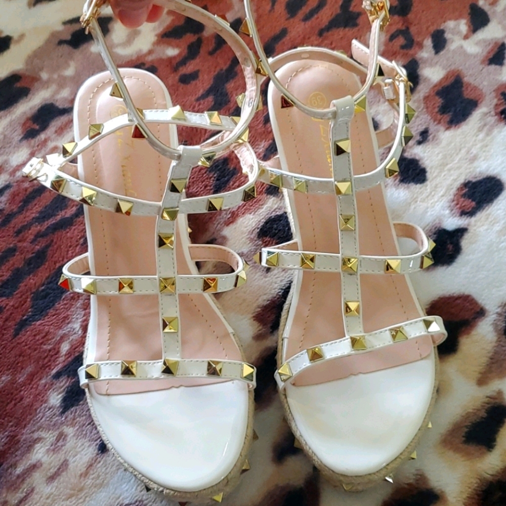 A Very Beautiful Wedge White Sandals 👡